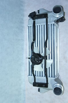 Радиатор интеркуллера K.BONGO III с 07г. V2.9 дв.J3 ориг. (28190-4X650/28190-4X651) EURO4, с эл.вентилятором и датчиком - фото 15355