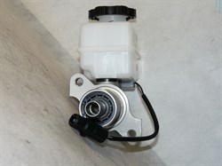 Цилиндр тормозной главный S.Y.MUSSO с 96-05г.,MUSSO SPORTS с 02-06г. ориг. (4854005501) диаметр штуцера тормоз. трубки 10мм. и 12мм. фишка круглая - фото 18259